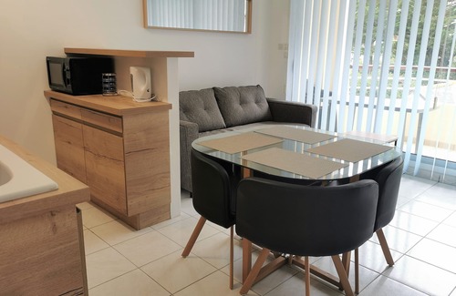 Saint-Cast-le-Guildo Apartamento | Bright, comfortable apartment 100m from the beach and close to shops
