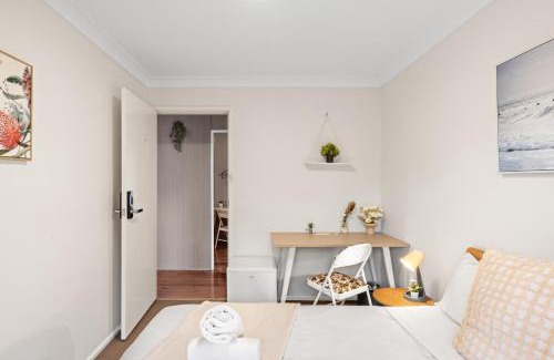 Marayong Casa | Bright & Comfy Double Room - Cozy and Well-Connected - Shared Bathroom