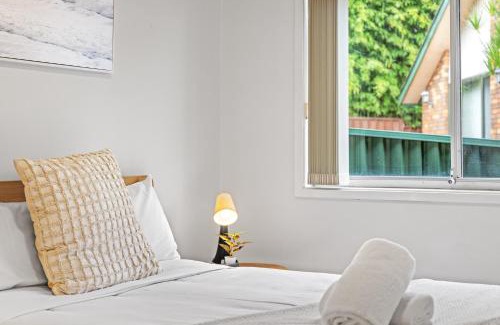 Marayong Casa | Bright & Comfy Double Room - Cozy and Well-Connected - Shared Bathroom