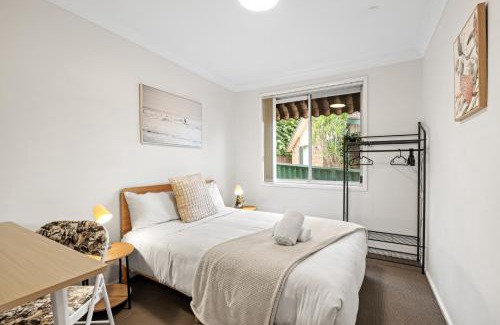 Marayong Casa | Bright & Comfy Double Room - Cozy and Well-Connected - Shared Bathroom