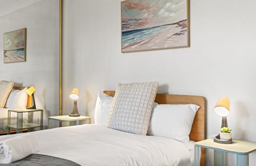 Marayong Casa | Bright & Comfy Double Room - Cozy and Well-Connected - Shared Bathroom