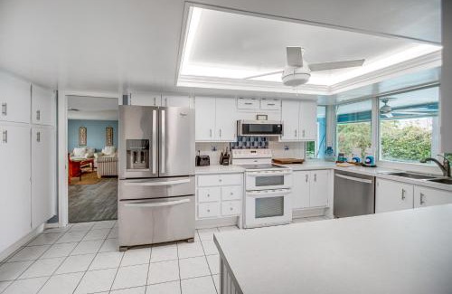 Biggar Casa | Bright Fort Myers Home with Pool - 9 Mi to Beach!