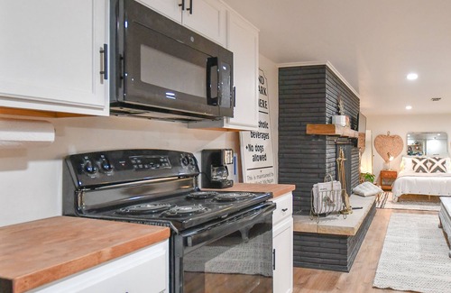 Allouez Apartamento | Bright & Modern Open Concept Studio I Fireplace