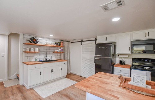 Allouez Apartamento | Bright & Modern Open Concept Studio I Fireplace