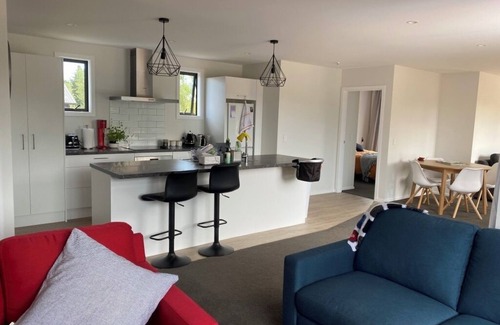 Lake Hawea Hotel | Bright, modern, open plan and 5-mins walk to Lake Hawea