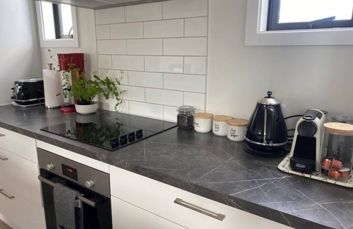 Lake Hawea Hotel | Bright, modern, open plan and 5-mins walk to Lake Hawea