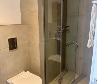 Bono East Region Apartamento | Bright Modern2 bedroom Apr3 minutes away from a&c mall EAST LEGON