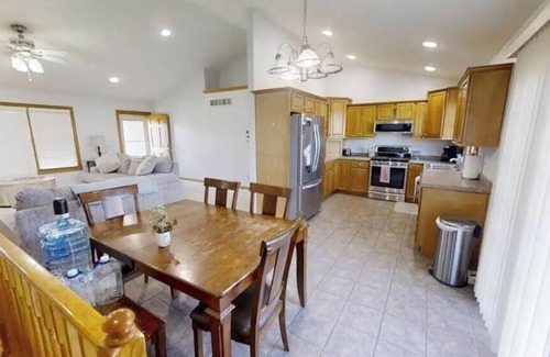 Hays Casa | Bright 'n' Beautiful! 5 bedrooms 3 restrooms