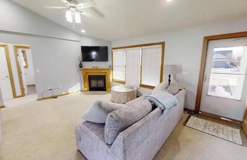 Hays Casa | Bright 'n' Beautiful! 5 bedrooms 3 restrooms