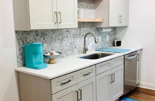 Lynn Casa | Bright New Cozy Cottage - 1/2 mi from downtown.