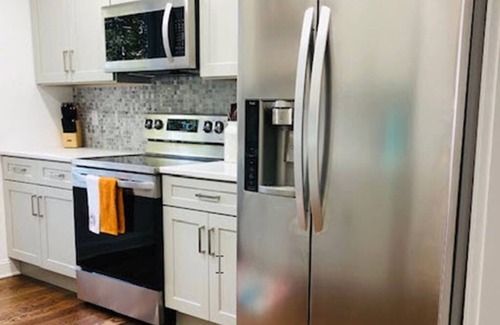 Lynn Casa | Bright New Cozy Cottage - 1/2 mi from downtown.