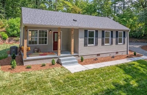 Lynn Casa | Bright New Cozy Cottage - 1/2 mi from downtown.