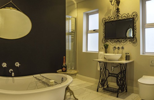 Summerstrand Casa | Bright on 5th Guest House