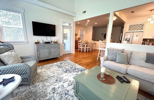 Sabal Palm Cottages Casa | Bright Pristine Cottage Sleeps 8 Shoals and Bhi Club New Bintelli Carts