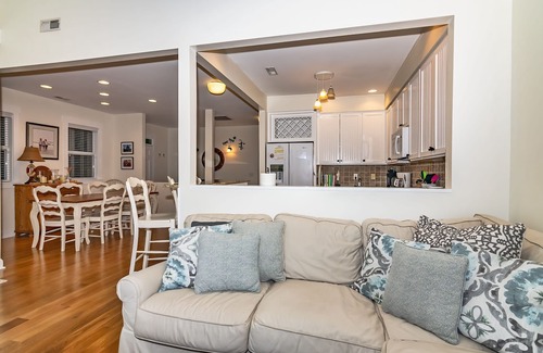 Sabal Palm Cottages Casa | Bright Pristine Cottage Sleeps 8 Shoals and Bhi Club New Bintelli Carts