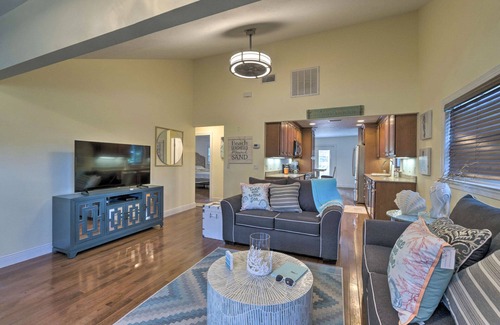 South Sarasota Cabaña | Bright Sarasota Bungalow - 5 Mi to Siesta Beach!