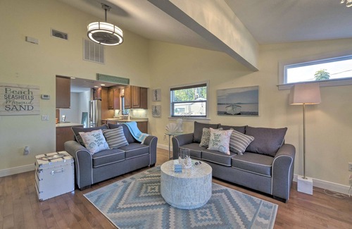 South Sarasota Cabaña | Bright Sarasota Bungalow - 5 Mi to Siesta Beach!