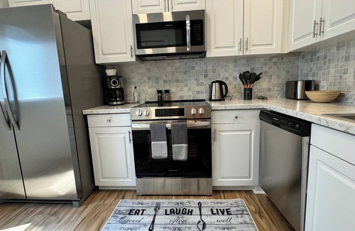 Winder Casa | Bright Spacious Renovated Home. Master on Main Floor.