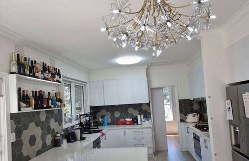 Greensborough Casa | Bright Sunny Room in Greensborough