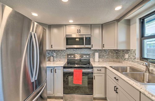 South Venice Casa | Bright Venice Home w/ Yard < 4 Miles to Beach!