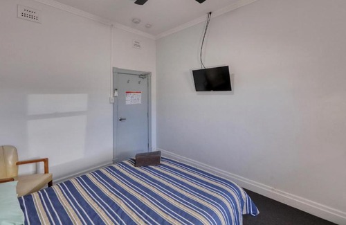 Parkes Hotel | Broadway Hotel