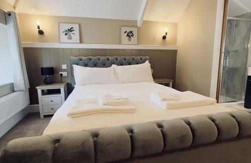 Fivelanes Apartamento | Bronn Ewhella - Rising Sun Inn