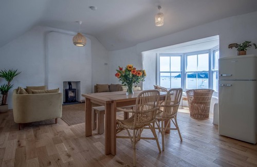 St Brides Cabaña | Brook Cottage Green - 2 Bedroom Cottage - Dale