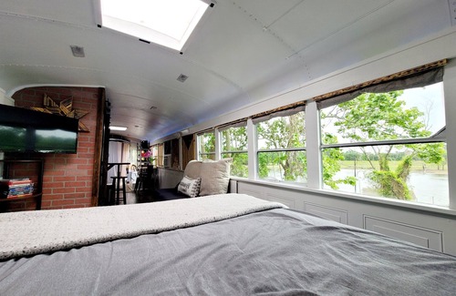 West Monroe Casa | Bruiser-Riverfront Bus! Near I-20/ Unique +Pets OK