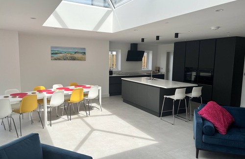 Malltraeth Casa | BRYN ABER, family friendly, luxury holiday cottage in Newborough