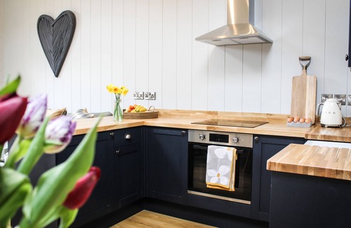 Rhayader Cabina | Buck Barn - a cabin that sleeps 6 guests in 2 bedrooms