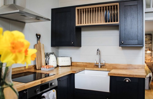 Rhayader Cabina | Buck Barn - a cabin that sleeps 6 guests in 2 bedrooms