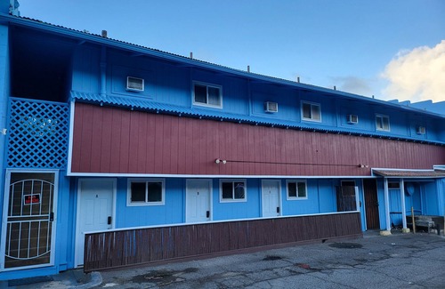 Wailuku Apartamento | Budget Downtown Studio C with Dedicated Queen Bed, AC, WIFI & 4 free Streamers!