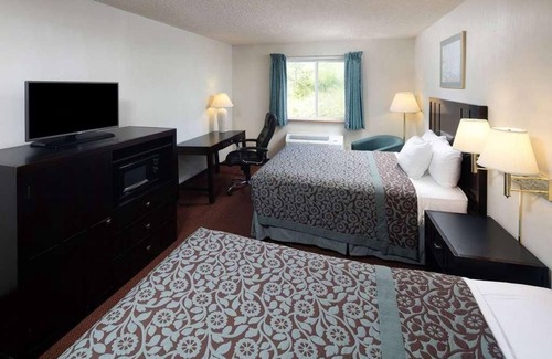 Sequim Complejo | Budget-Friendly Accommodations with Free Parking, Wifi, and Pool