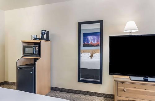 Palm Valley Hotel | Budget-Friendly Stay at Red Lion Inn Goodyear Phoenix! Free Parking, Pool