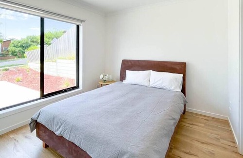 Bundoora Casa | Bundoora Modern 1 queen bed private bathroom