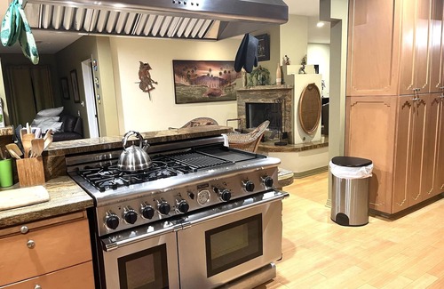 Burbank Casa | BURBANK - MENSUAL 3BR / 2BA - Solar, Piscina, Spa, Baño de Vapor - $ 6500 / Mo. 1-4 Pe