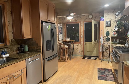 Burbank Casa | BURBANK - MENSUAL 3BR / 2BA - Solar, Piscina, Spa, Baño de Vapor - $ 6500 / Mo. 1-4 Pe