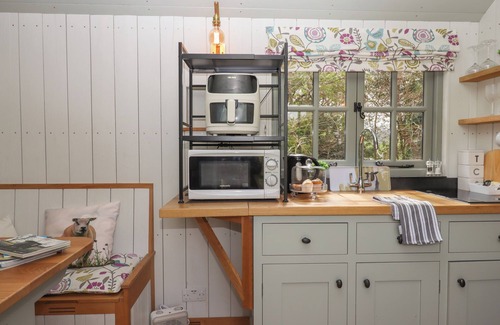 Swimbridge Cabaña | BURR 1 SHEPHERDS HUT, romantic, country holiday cottage in Barnstaple
