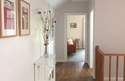 Burradoo Apartamento | Burradoo Loft with king size bed. Close to Southern Highlands wineries.