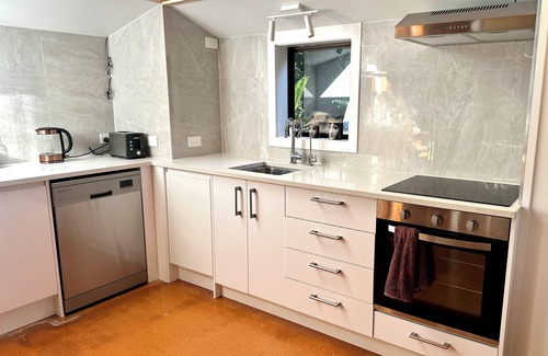 Onetangi Cabaña | Bush Beach Delight - Onetangi Holiday Home