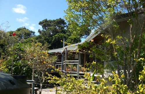 Onetangi Cabaña | Bush Beach Delight - Onetangi Holiday Home