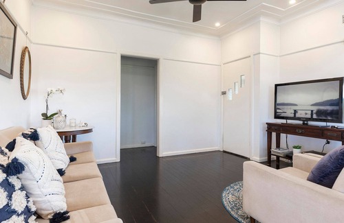 Topi Topi Otro | Busters Run - close to Seal Rocks - Linen - Pet Friendly