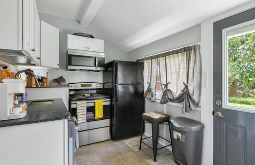 Hendersonville Cabaña | Buttercup Cottage close to downtown Hendersonville fully fenced all pets welcome