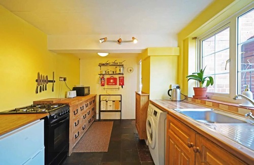 Codsall Cabaña | Butterfly&Bumblebee Cottages: Two beautiful period houses just 30meters apart