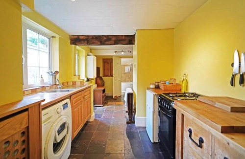 Codsall Cabaña | Butterfly&Bumblebee Cottages: Two beautiful period houses just 30meters apart