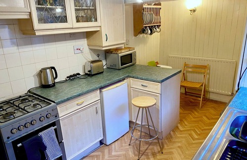 Codsall Cabaña | Butterfly&Bumblebee Cottages: Two beautiful period houses just 30meters apart