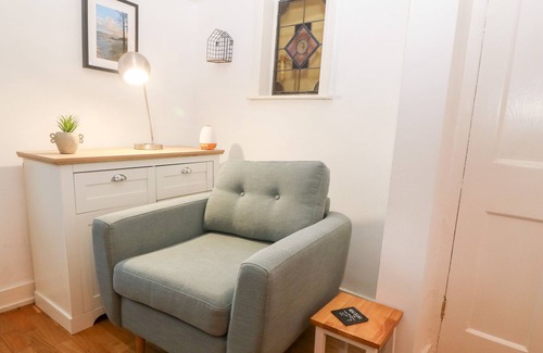 Malltraeth Cabaña | BWTHYN TAID A NAIN, pet friendly, with hot tub in Newborough