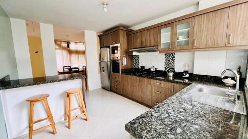 Loja Apartamento | Cómodo y hermoso apartamento cerca de supermaxi