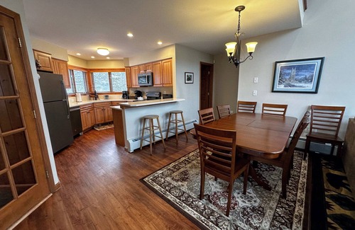 Bretton Woods Casa | CR6: Hermosas vistas desde este Crawford Ridge Townhome a pocos pasos de las pistas. ¡CHIMENEA! Bañera de hidromasaje. ¡Transporte gratuito! BOLETOS DE COG DESCUENTOS