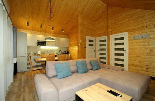 Nowa Karczma Otro | Całoroczny drewniany domek Superior i apartamenty Eko-oaza w Krynica Morska-Piaski